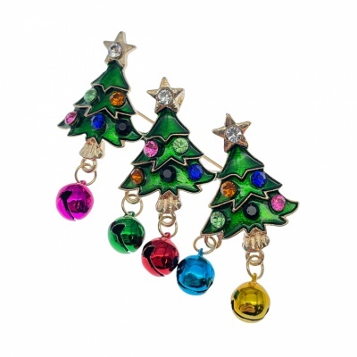 Pins em forma de árvore de Natal verde com pedras coloridas e sinos metálicos pendurados