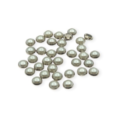 Tachas metálicas redondas prateadas sobre fundo branco