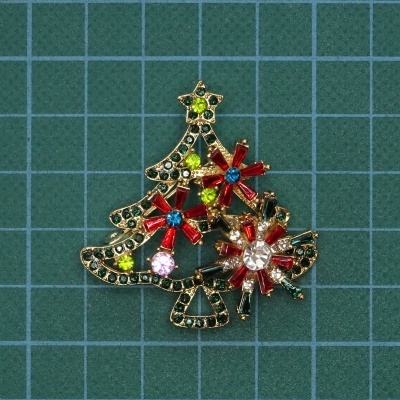 Broche árvore de Natal dourada com pedras coloridas