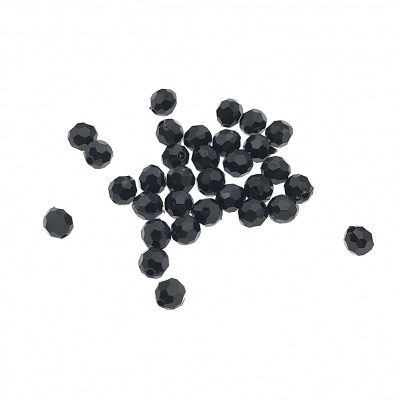 Contas pretas facetadas em fundo branco