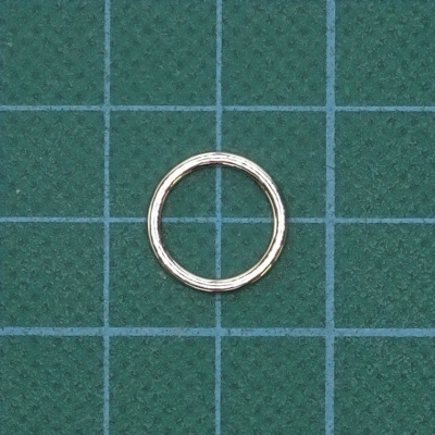 Argola metálica prateada sobre fundo quadriculado verde