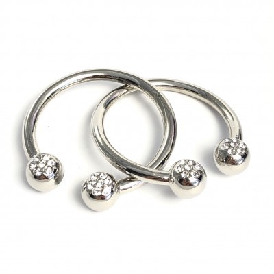 Dois anéis metálicos prateados com esferas decoradas