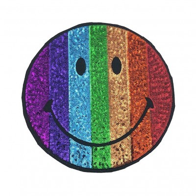 Emblema redondo com lantejoulas coloridas e rosto sorridente preto