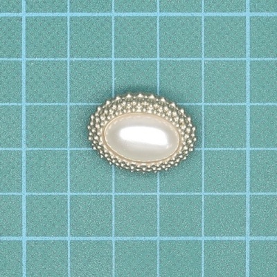 Broche oval com pedra branca brilhante e moldura prateada texturizada