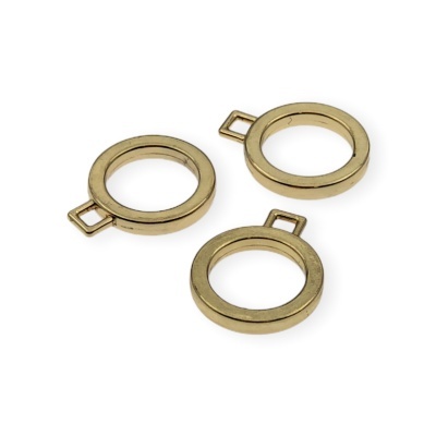 Três argolas metálicas douradas com elo quadrado sobre fundo branco