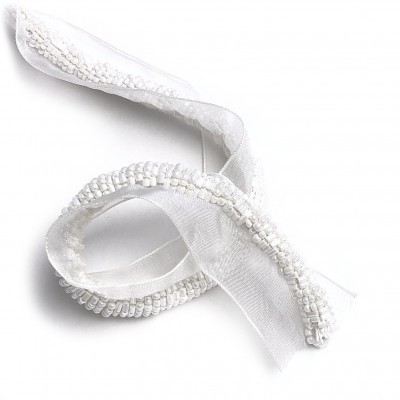 fita decorativa branca com pérolas em fundo branco