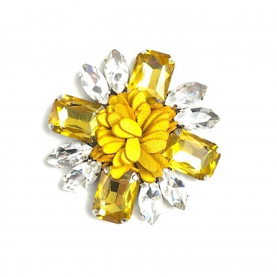 Broche com cristais amarelos e transparentes e flores artificiais amarelas
