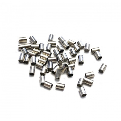 Peças cilíndricas metálicas prateadas sobre fundo branco