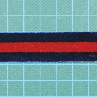 Fita têxtil listrada azul e vermelha sobre fundo quadriculado azul claro