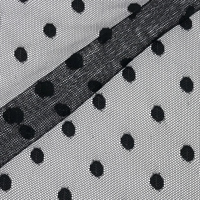 Tecido de tule preto com bolinhas pretas em relevo