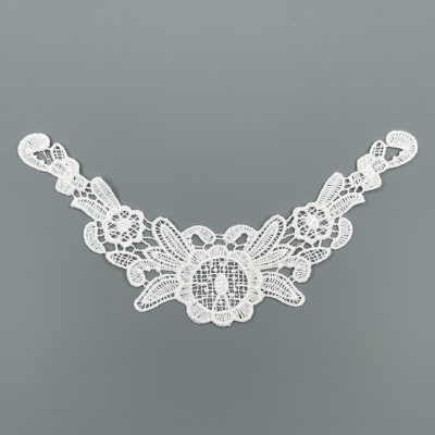 Aplicação de renda branca com padrão floral detalhado