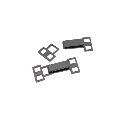 Três fivelas plásticas pretas de design quadrado sobre fundo branco