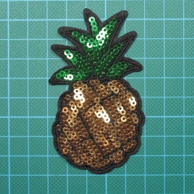 Aplicação ananás em lantejoulas verdes e douradas com borda preta