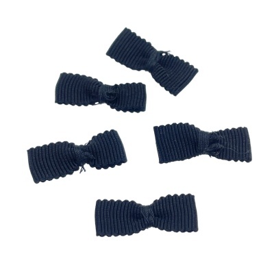 Cinco laços pretos de tecido texturizado sobre fundo branco