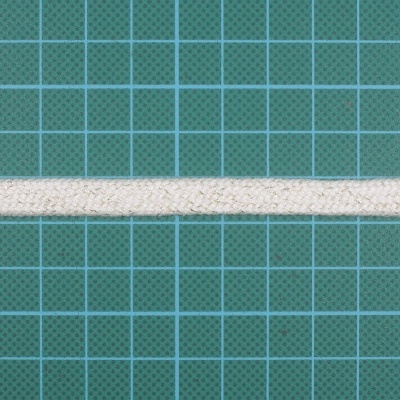 Cordão branco texturado sobre fundo verde com grelha branca quadriculada