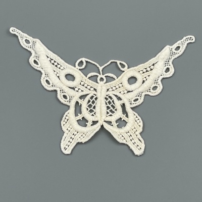Aplicação em renda branca em forma de borboleta sobre fundo cinza