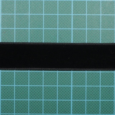 Fita preta de veludo sobre superfície azul com grelha branca