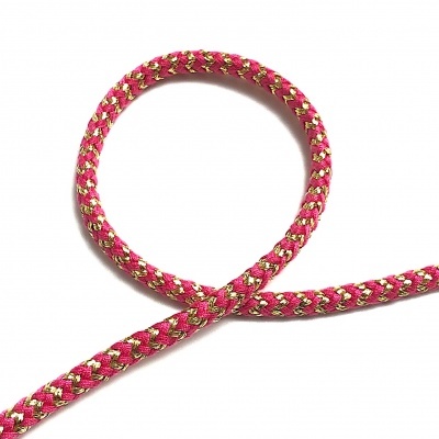 Corda trançada rosa com detalhes dourados em fundo branco.