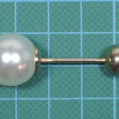 Brinco tipo piercing com esfera pérola e esfera metálica sobre fundo azul com grade branca