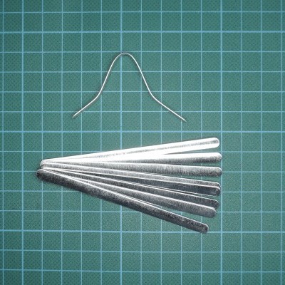 Conjunto de arames metálicos finos sobre fundo quadriculado verde