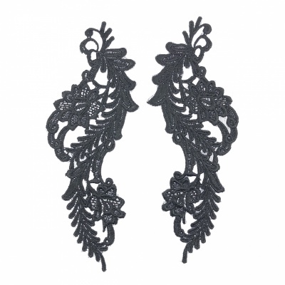 Par de apliques em renda preta com padrão floral detalhado