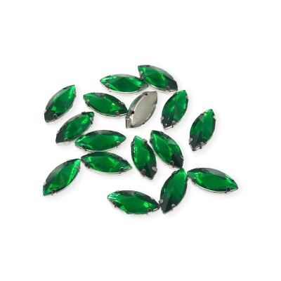 Pedras verdes facetadas em forma de olho com suporte metálico prateado sobre fundo branco.