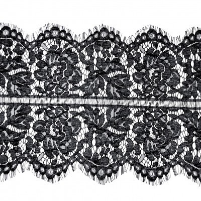 Renda preta com padrão floral detalhado e bordas onduladas
