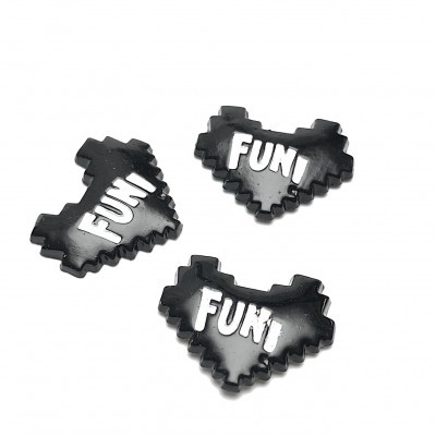Broches em forma de coração pixelado preto com texto FUN em branco