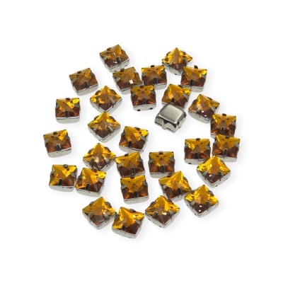 Botões quadrados amarelo âmbar com base metálica prateada em fundo branco