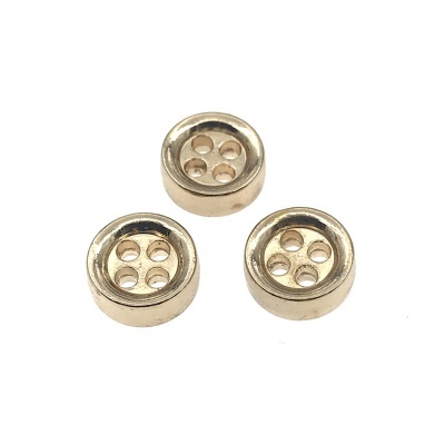 Três botões metálicos dourados redondos com quatro buracos