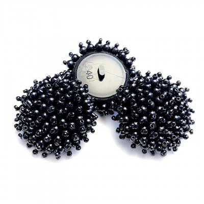 Botão preto com contas pequenas e verso branco com número 40