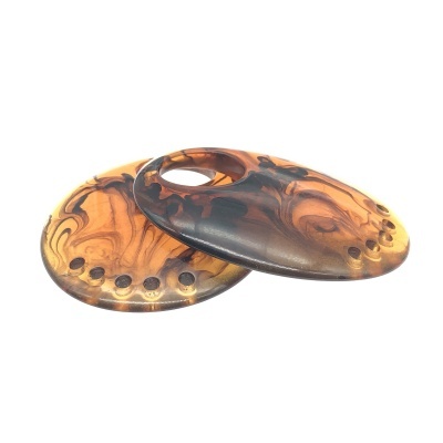 Botões ovais castanhos e pretos com padrão de madeira e orifícios para costura