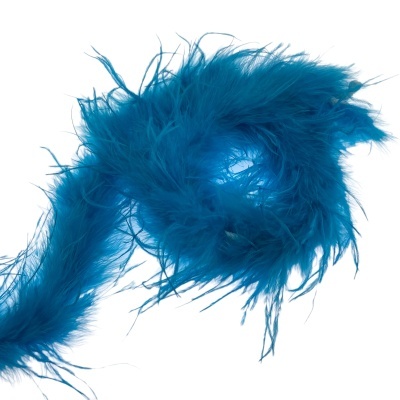 Acessório de penas azuis sobre fundo branco