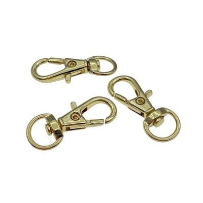 Três mosquetões dourados de metal com argolas redondas
