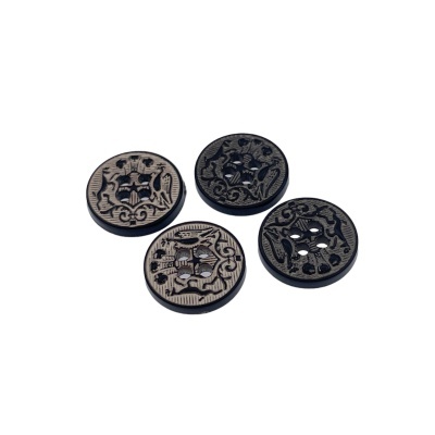 Quatro botões redondos preto e cinzento com padrão decorativo em relevo