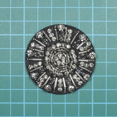 Aplicação decorativa circular preta com pérolas prateadas em padrão radial