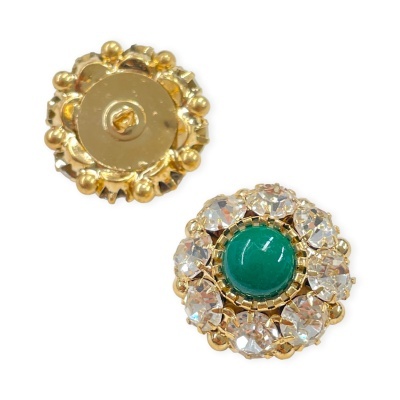 Botões decorativos dourados com pedras transparentes e verde