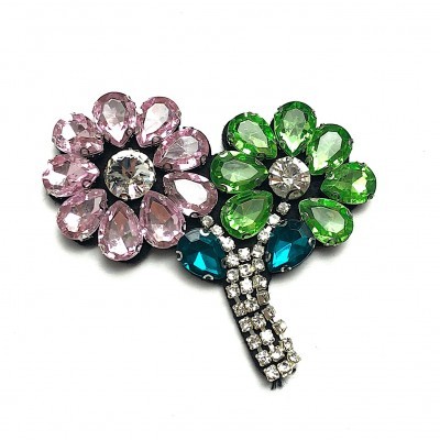 Broche floral com cristais verdes, cor-de-rosa, azuis e strass prateado