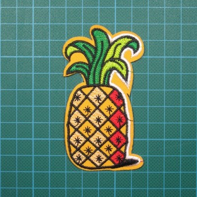 Patch bordado em forma de ananás com folhas verdes e corpo amarelo