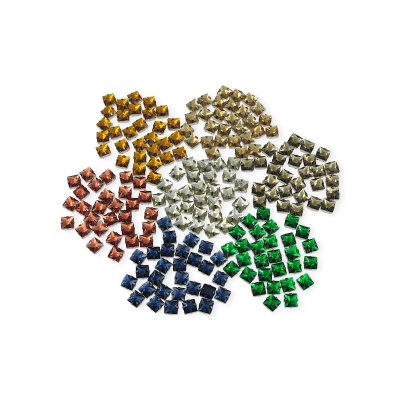 cristais coloridos quadrados em várias cores sobre fundo branco
