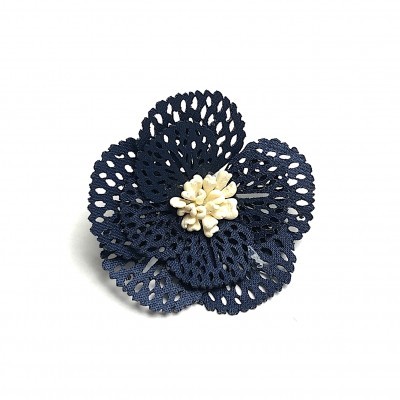 Flor decorativa azul escuro de tecido com centro branco