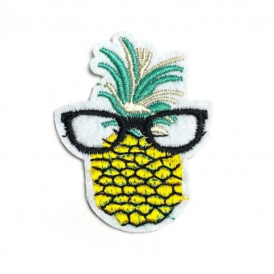 Emblema bordado de ananás amarelo com óculos pretos