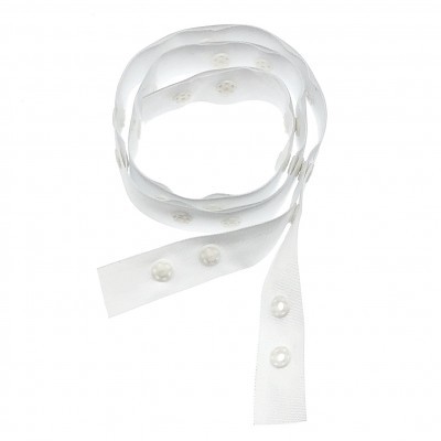 Fita branca com botões de pressão distribuídos.