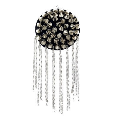 Broche preto com rebites metálicos e correntes penduradas