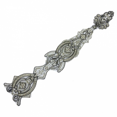 Aplicação bordada decorativa com padrão floral e geométrico em tons bege e castanho