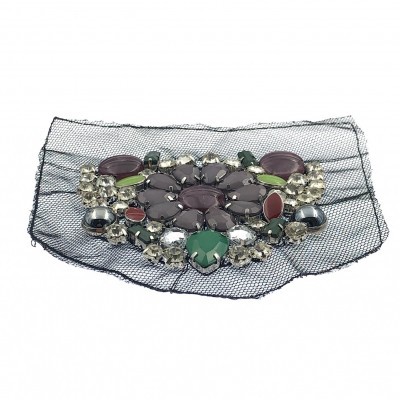 Aplicação decorativa em rede preta com pedras coloridas em padrão floral