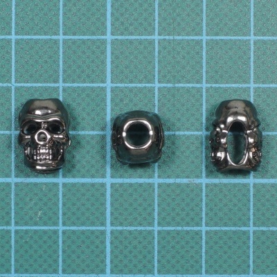 Três contas metálicas prateadas com formas distintas sobre fundo azul quadriculado.