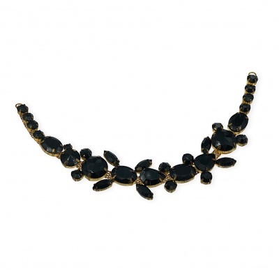 Colar dourado com pedras pretas em padrão floral