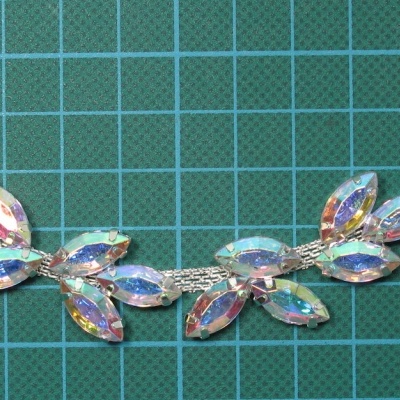 Colar decorativo com contas facetadas em forma de folhas iridescentes