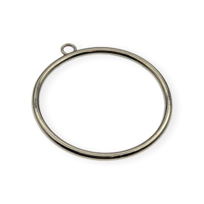 Anel metálico circular prateado com laço